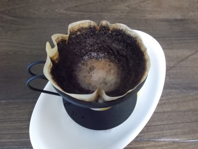 コーヒーかすを庭や畑にまくと除草できる ナメクジやミミズにも効果的 コーヒーかすを庭や畑にまくと除草できる ナメクジやミミズにも効果的