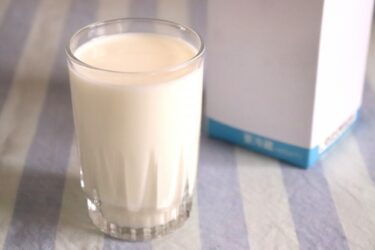 ロングライフ牛乳は危険？なぜ常温保存できるのか、デメリットや口コミ、どこで買えるか紹介