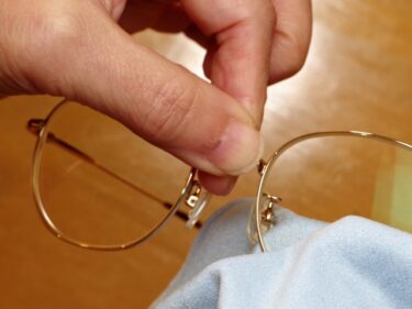 眼鏡の鼻あての緑青汚れの取り方や、シリコンの皮脂の黄ばみ汚れの掃除方法を紹介
