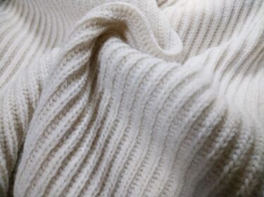ウールと毛はどっちが暖かい？それぞれ素材のメリットデメリットや特徴と100％とは何か紹介